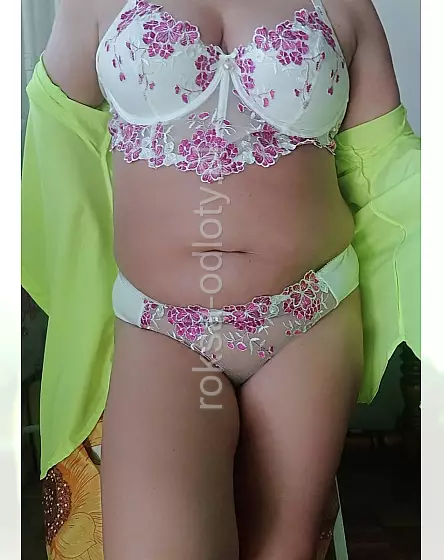 Wieczorem Brunetka niedepilowana