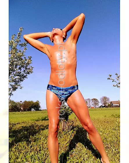 MODEL DEBIUT